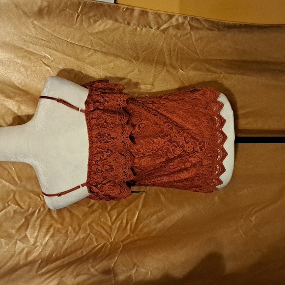 NWT No Bounderies cold shoulder lace top - Picture 2 of 4